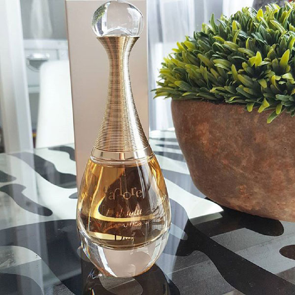 عطر زنانه با پخش بوی عالی