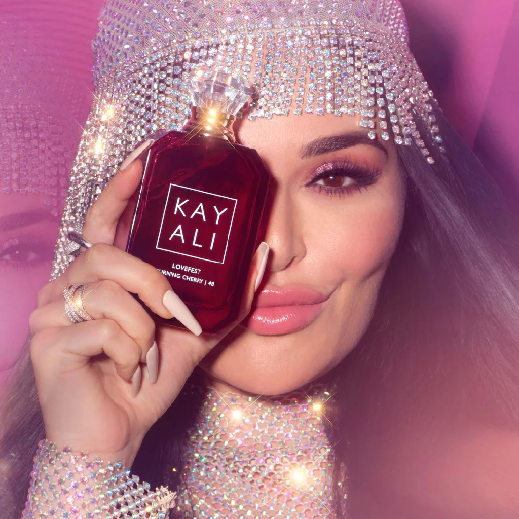 عطر زنانه با پخش بوی عالی