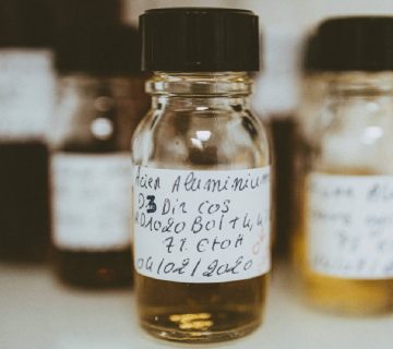 عوامل تأثیرگذار بر ماندگاری عطر