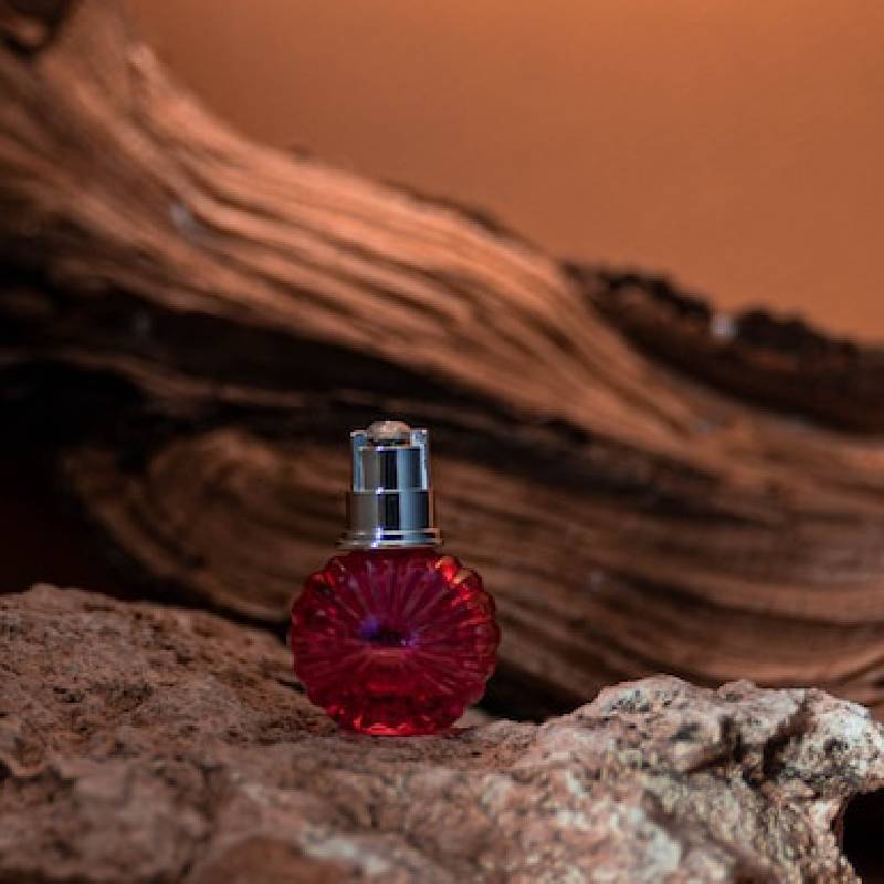 عطر با رایحه‌های چوبی